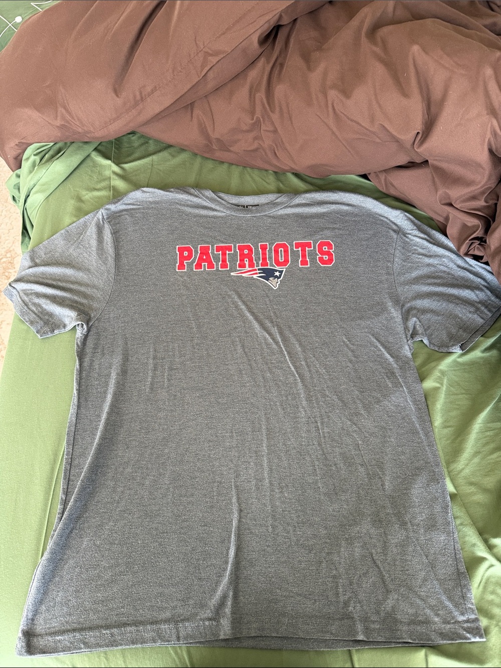 New England Patriots Gray Graphic Tee - Red Logo